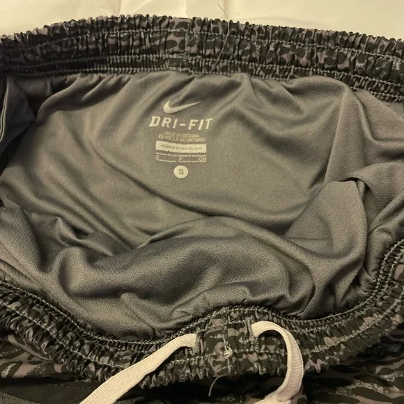 Nike Women’s Gray Athletic Shorts with Curved Hem and Elastic Waistband sz SM - Picture 3 of 3